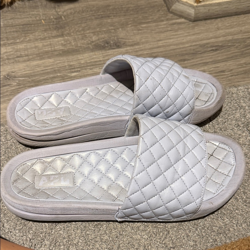 APL women slides - light purple